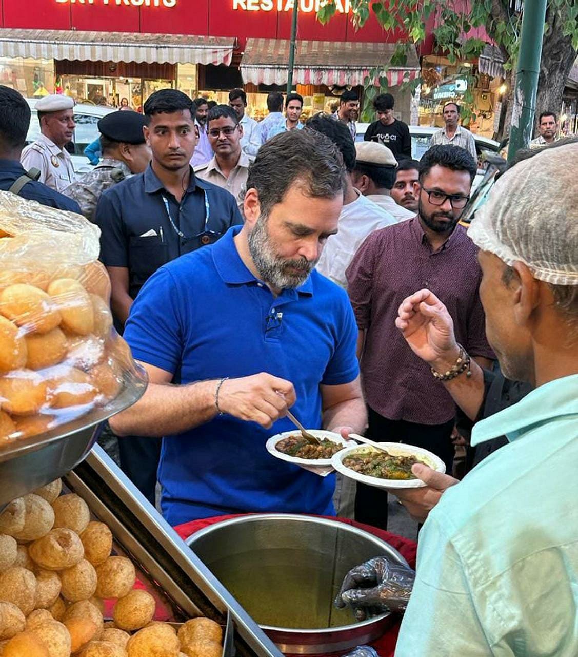 راہل گاندھی نے پرانی دہلی میں رمضان کے ذائقوں کا لطف لیا تو بنگالی مارکیٹ میں گول گپوں کا مزہ