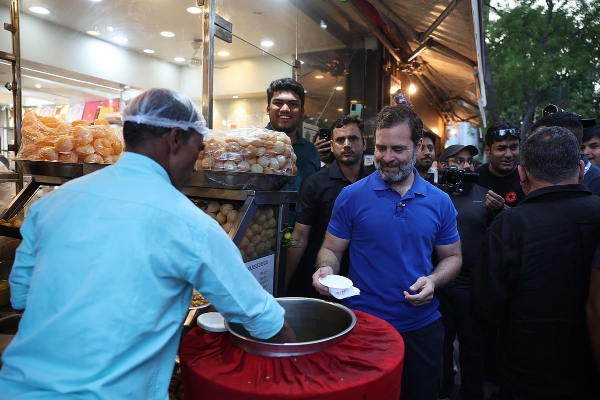 راہل گاندھی نے پرانی دہلی میں رمضان کے ذائقوں کا لطف لیا تو بنگالی مارکیٹ میں گول گپوں کا مزہ