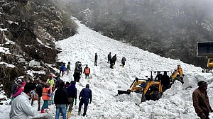 سکم میں برفیلے طوفان کا قہر، سیاحوں سے بھری بس کھائی میں گری، 7 افراد ہلاک، بچوں سمیت 150 افراد پھنسے