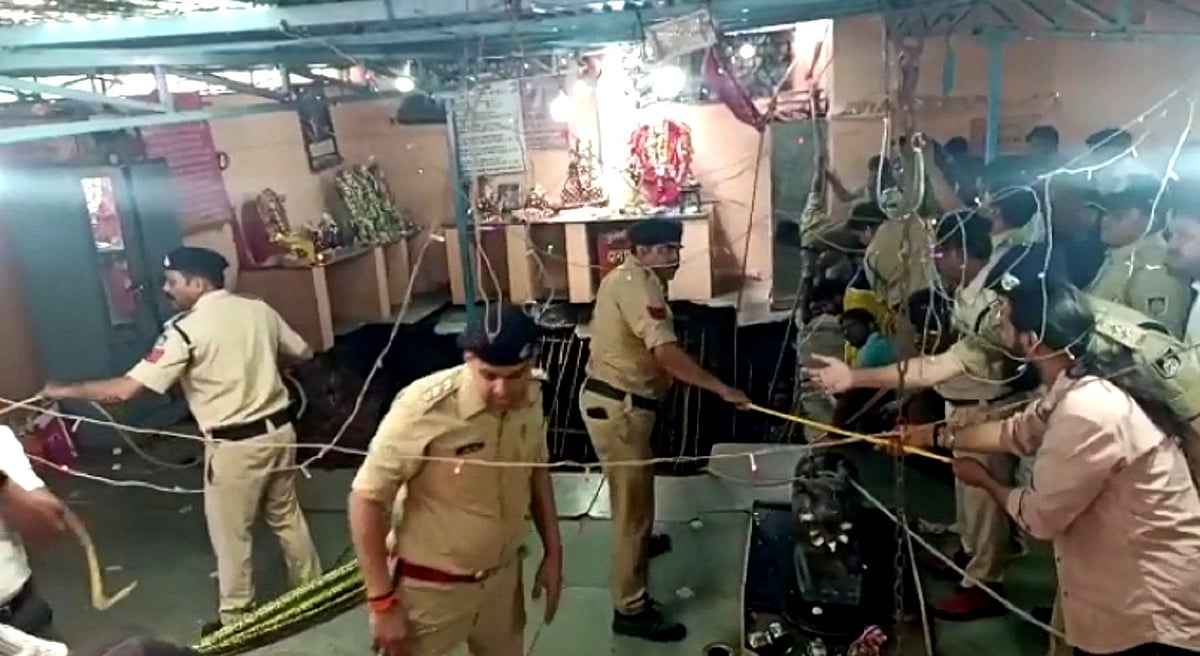 اندور مندر حادثہ: 36 ہلاکتوں کے بعد باؤڑی اور مندر پر چلا بلڈوزر، بجرنگ دل کارکنان کی مخالفت بے اثر