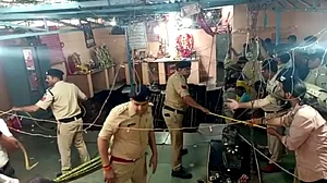 اندور مندر حادثہ: 36 ہلاکتوں کے بعد باؤڑی اور مندر پر چلا بلڈوزر، بجرنگ دل کارکنان کی مخالفت بے اثر