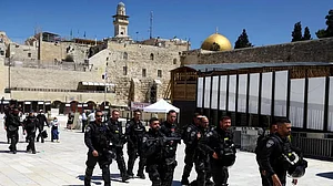 اسرائیلی پولیس کا مسجد اقصیٰ میں نمازیوں پر حملہ، راکٹ باری کے بعد فلسطینی علاقوں میں غیر معمولی کشیدگی