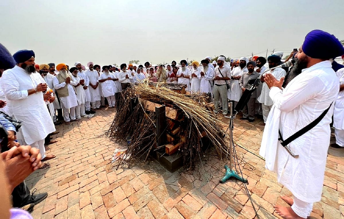نم آنکھوں کے ساتھ پرکاش سنگھ بادل سپردِ آتش، سرکاری اعزاز کے ساتھ آبائی گاؤں میں ادا ہوئی آخری رسومات