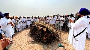 نم آنکھوں کے ساتھ پرکاش سنگھ بادل سپردِ آتش، سرکاری اعزاز کے ساتھ آبائی گاؤں میں ادا ہوئی آخری رسومات