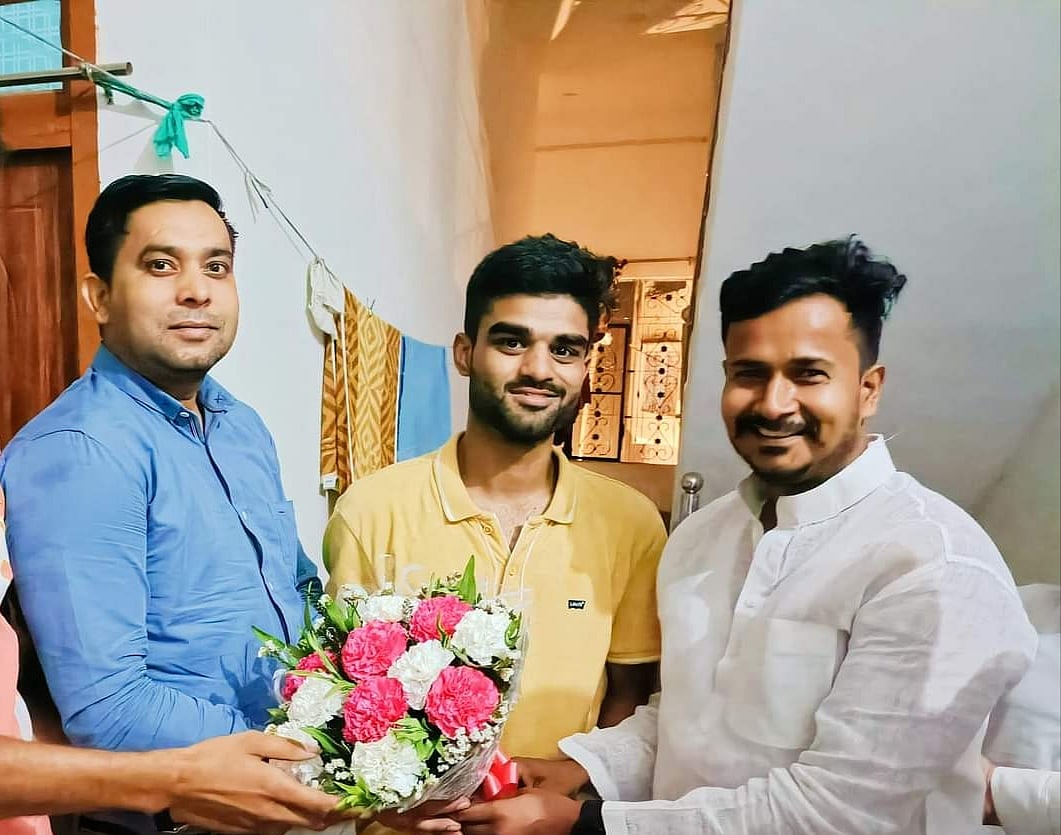 ڈرائیور کے بیٹے معین احمد نے قرض لے کر تعلیم حاصل کی، کمپیوٹر آپریٹر کے طور پر ملازمت کی اور اب بنے گا کلکٹر