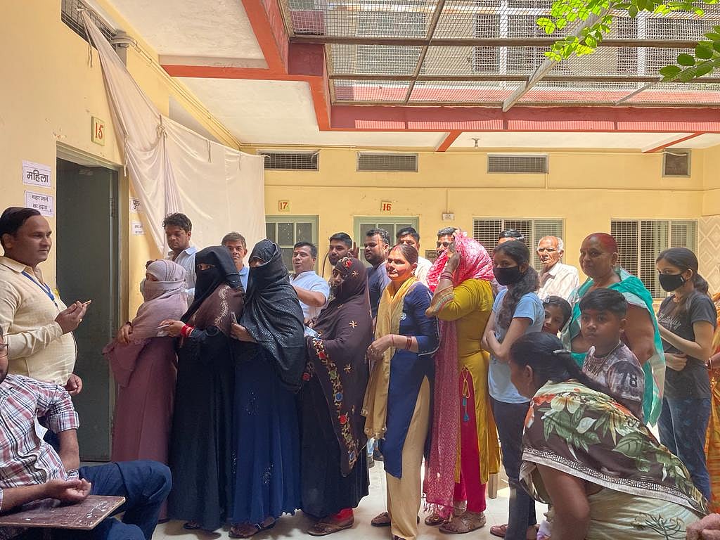 اتر پردیش بلدیاتی انتخاب: برقع کو لے کر امروہہ میں ہنگامہ، نصف گھنٹہ تک ووٹنگ کا عمل ہوا متاثر