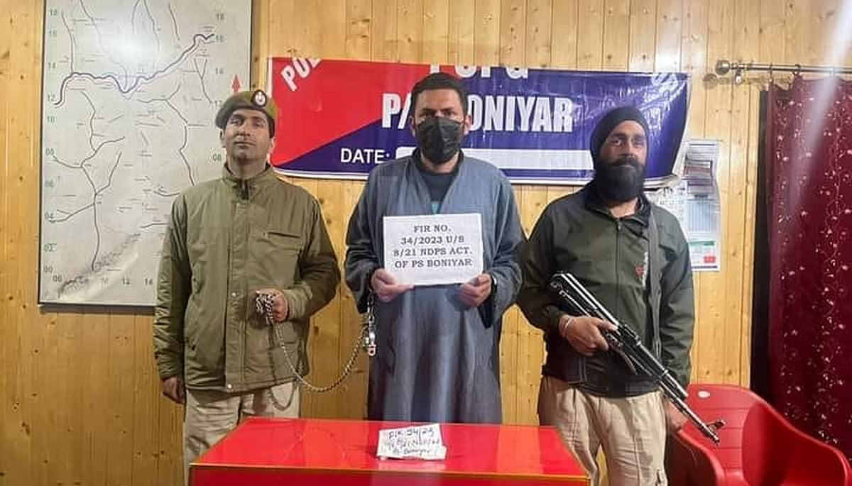 کشمیر: بارہمولہ میں سرپنچ براؤن شوگر جیسے ممنوعہ مواد کے ساتھ گرفتار