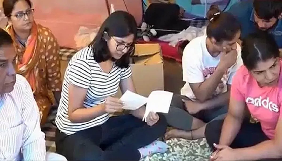 پہلوانوں سے مارپیٹ کی خبر کے بعد جنتر منتر پہنچیں دہلی خاتون کمیشن کی سربراہ، کہا- ’دہلی پولیس غنڈہ گردی پر کیوں اتر آئی؟‘