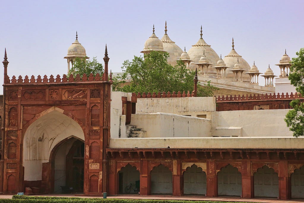 اب آگرہ قلعہ میں واقع مسجد پر تنازعہ، سیڑھیوں کی کھدائی کے لیے عدالت میں عرضی داخل