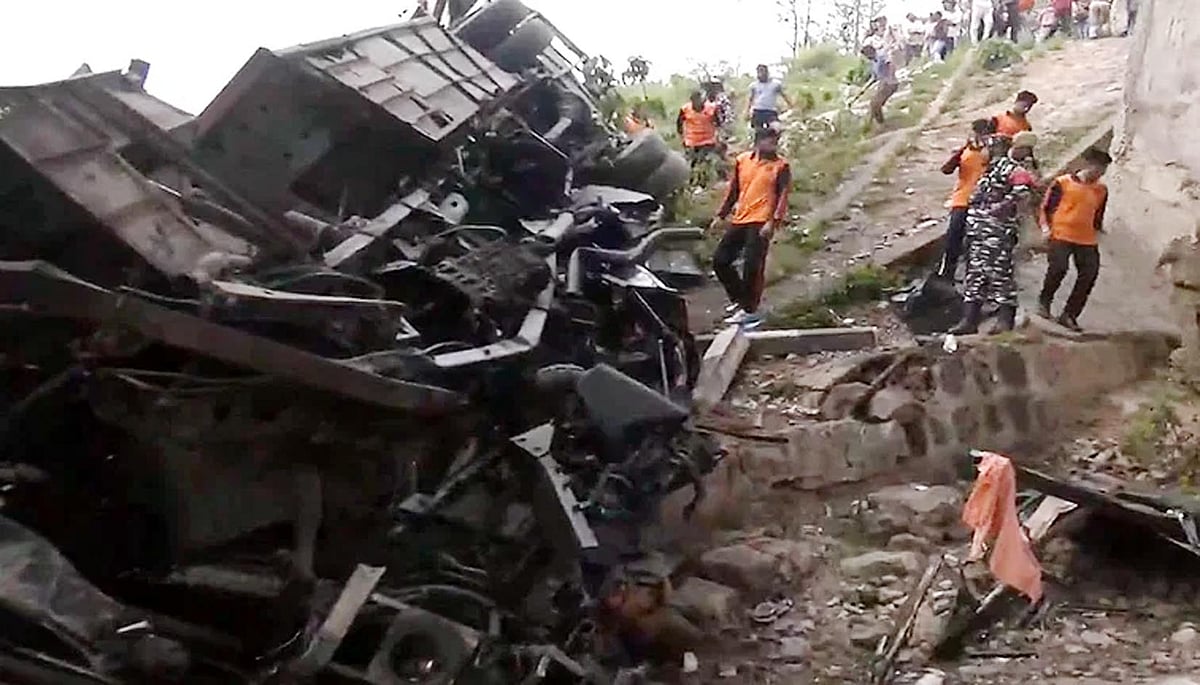 جموں: امرتسر سے ویشنو دیوی مندر جا رہی عقیدت مندوں کی بس کھائی میں گری، 8 افراد کی موت، 30 زخمی