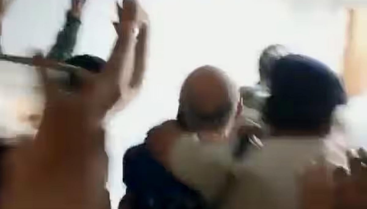 منیش سسودیا کی گردن پکڑ کر عدالت میں پیشی کے لیے لے گئی پولیس، برہم کیجریوال نے پوچھا- ’کیا پولیس کو اوپر سے حکم ملا ہے؟‘