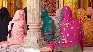 موسم گرما کے ملبوسات: لباس میں تراش خراش سے زیادہ رنگوں کی اہمیت