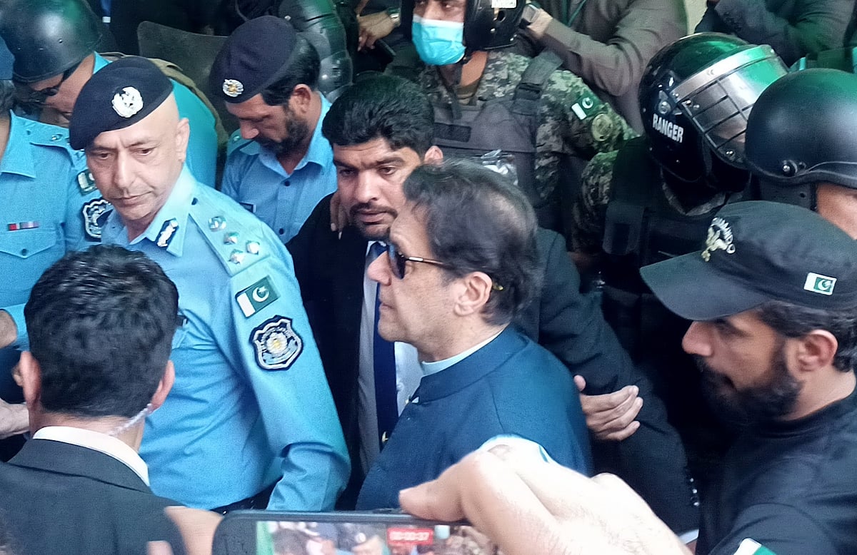 عمران خان توشہ خانہ کیس میں قصوروار قرار، تین سال کی سزا سنائے جانے کے بعد لاہور سے گرفتار