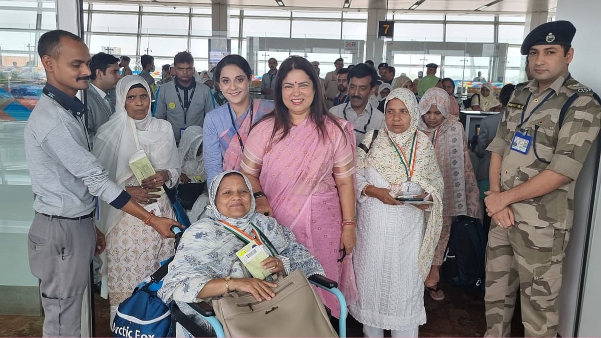 <div class="paragraphs"><p>بغیر محرم حج کے لیے روانہ ہونے والی خواتین</p></div>