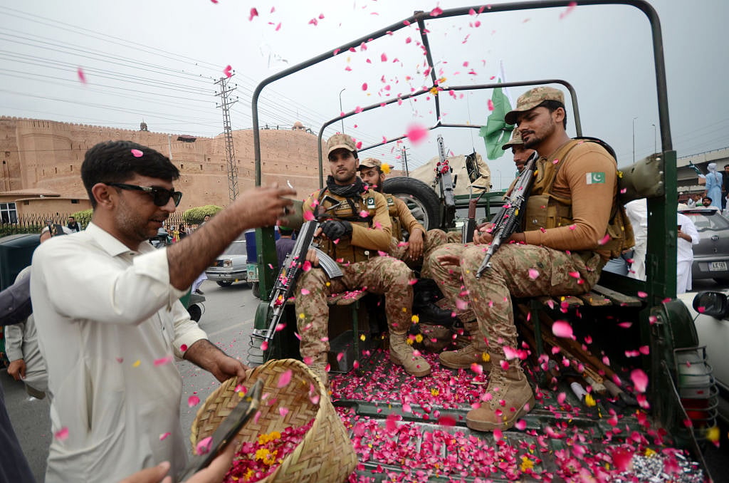 فوج اور زمینداروں کے جنجال میں پھنسا پاکستان… ظفر آغا