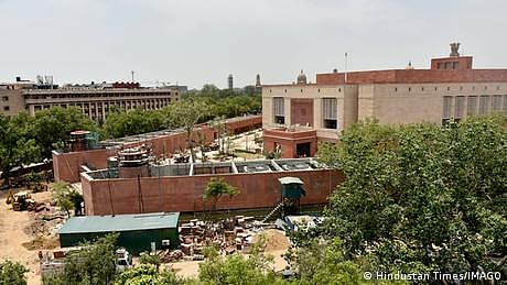 بھارتی پارلیمان کی نئی عمارت افتتاح سے پہلے ہی متنازعہ