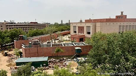 بھارتی پارلیمان کی نئی عمارت افتتاح سے پہلے ہی متنازعہ