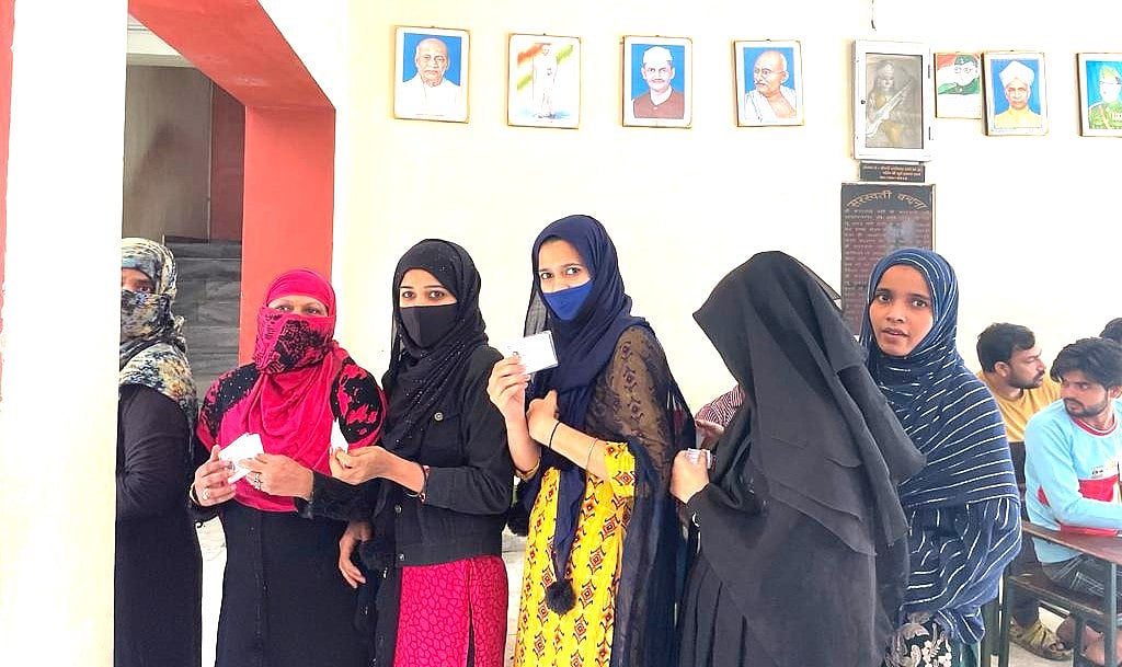اتر پردیش بلدیاتی انتخاب: برقع کو لے کر امروہہ میں ہنگامہ، نصف گھنٹہ تک ووٹنگ کا عمل ہوا متاثر