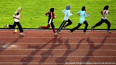 ایران میں بغیر حجاب کے دوڑنے پر کھیلوں کے سربراہ کا استعفیٰ