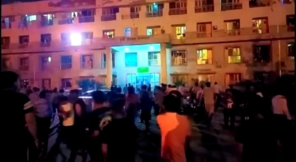 گریٹر نوئیڈا میں طلباء اور سیکورٹی گارڈ کے درمیان سگریٹ نوشی کو لے کر تصادم، 15 طلباء زخمی