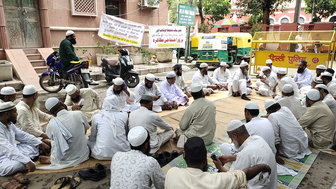 دہلی وقف بورڈ کے اماموں نے 14 ماہ سے تنخواہ نہ ملنے پر شروع کیا احتجاج، وقف بورڈ دفتر کے باہر بچھائی صفیں