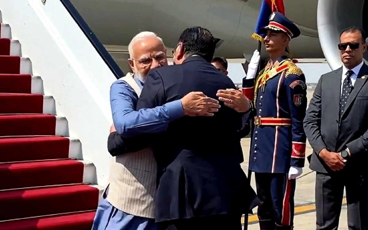 وزیر اعظم مودی دو روزہ دورے پر مصر پہنچے، ہم منصب مصطفیٰ میڈبولی نے گلے لگا کر کیا استقبال