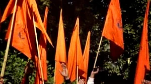 ہنومان جینتی: شوبھا یاترا پر حملہ سے ناراض وی ایچ پی اور بجرنگ دل اراکین کا مظاہرہ، پولیس نے کیا لاٹھی چارج