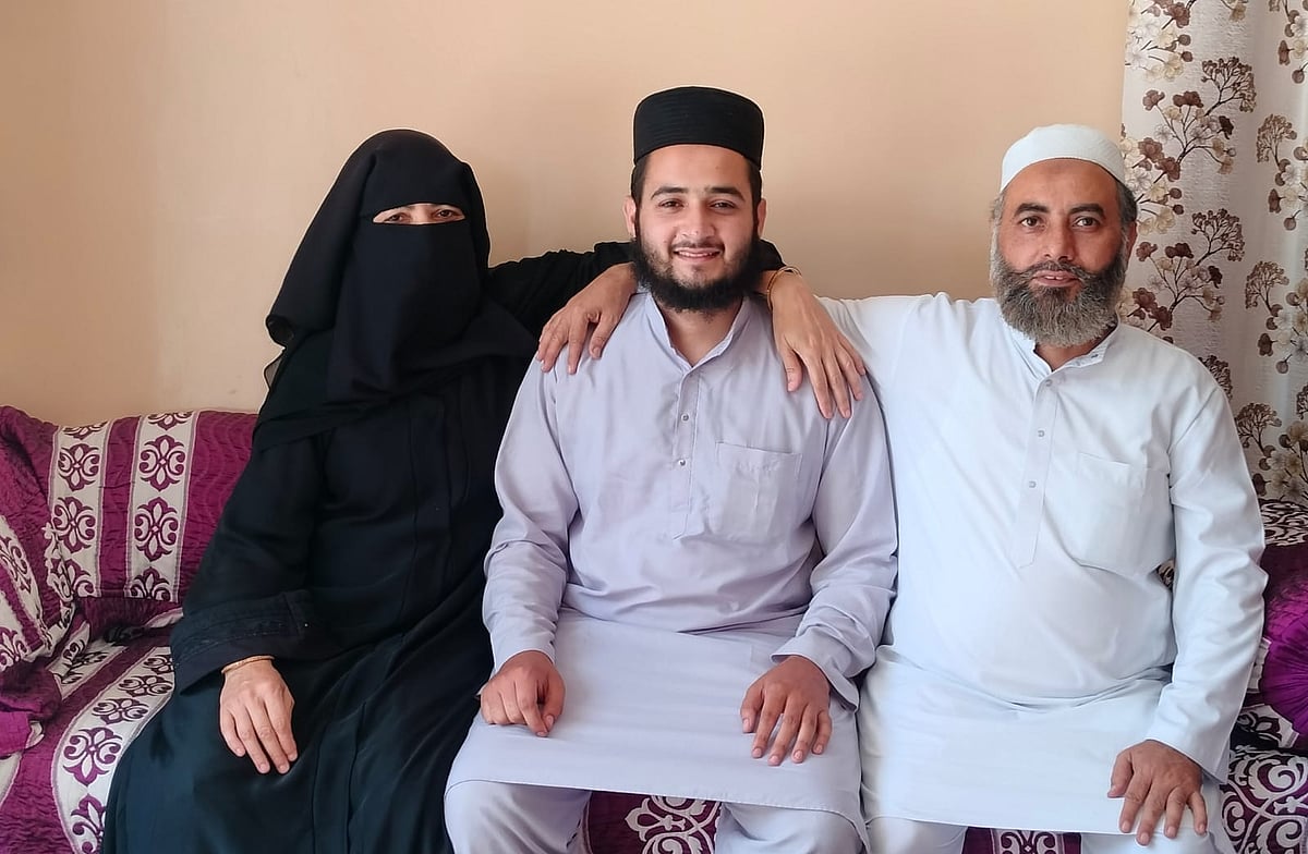 <div class="paragraphs"><p>اپنے والدین کے ساتھ محمد فاضل</p></div>