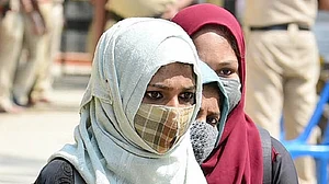 حیدر آباد: باحجاب طالبات کو امتحان دینے سے روکا گیا، برقع اتارنے کے بعد امتحان ہال میں جانے کی ملی اجازت!