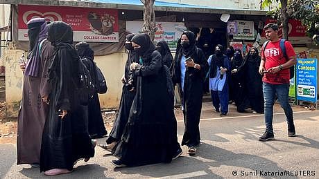 سری نگر میں بھی طالبات کے حجاب پہننے پر تنازعہ