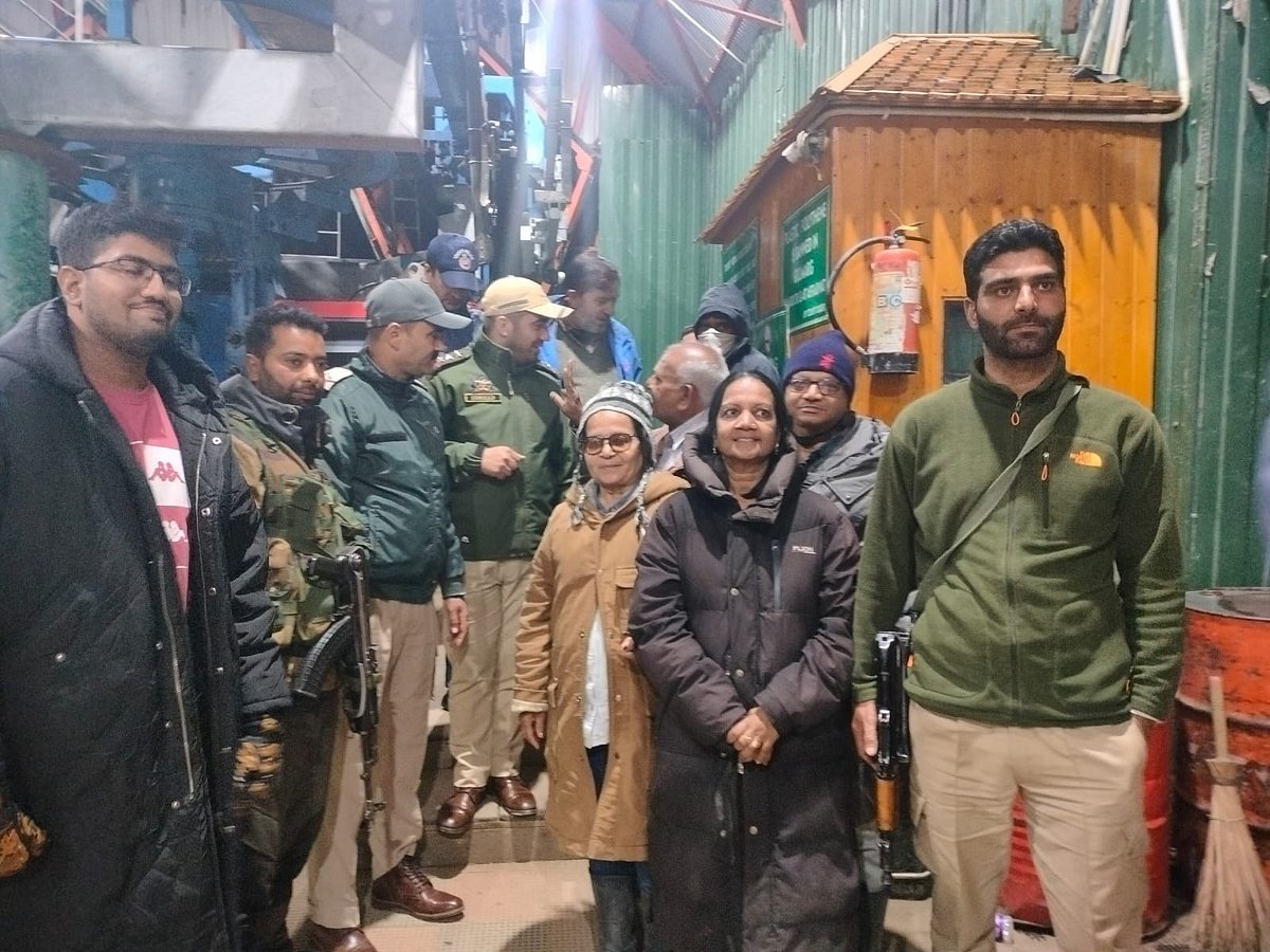 کیبل کار میں خرابی کے بعد سیاحتی مقام گلمرگ میں پھنسے 250 سیاح، بارہمولہ پولیس نے بچایا