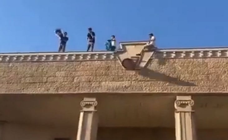 عراق: سویڈن میں قرآن جلائے جانے سے ناراض مسلمانوں نے سویڈش سفارتخانہ پر لگے سویڈن کے قومی نشان کو توڑ پھینکا