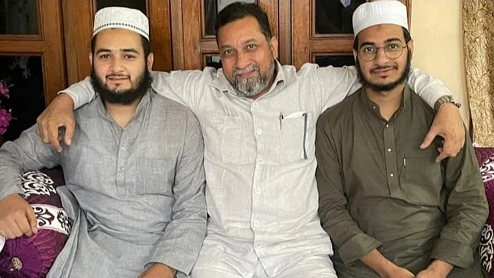 <div class="paragraphs"><p>(دائیں سے بائیں) محمد اعظم، محمد فاضل کے والد اور محمد فاضل</p></div>