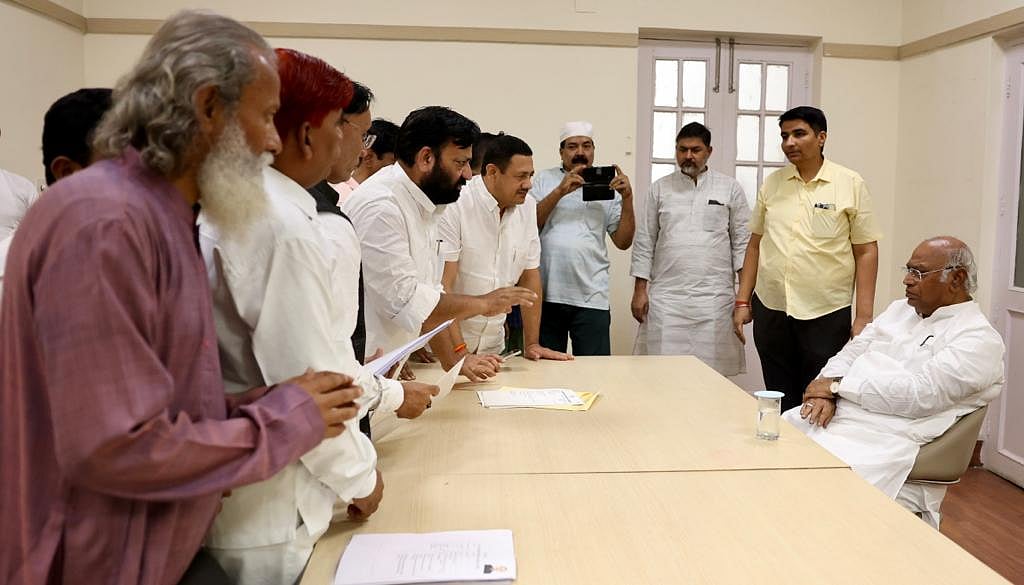 کانگریس صدر کھڑگے نے پارٹی ہیڈکوارٹر میں لگایا ’جنتا دَربار‘، پورے ملک سے پہنچے کارکنان سے کی ملاقات