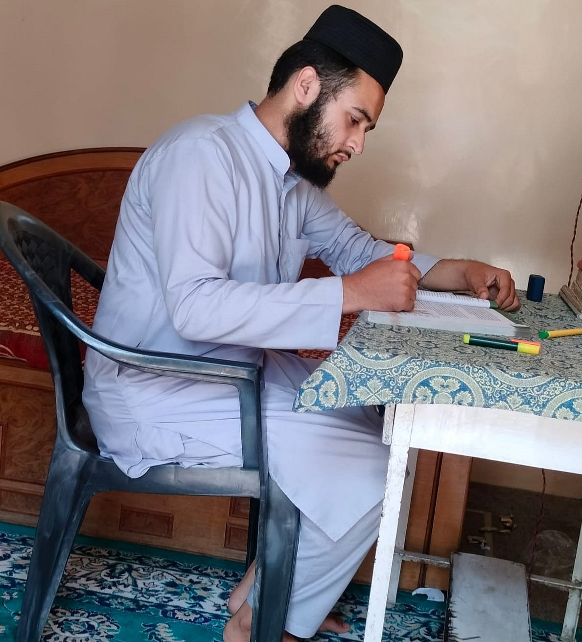 <div class="paragraphs"><p>پڑھائی کرتے ہوئے محمد فاضل</p></div>