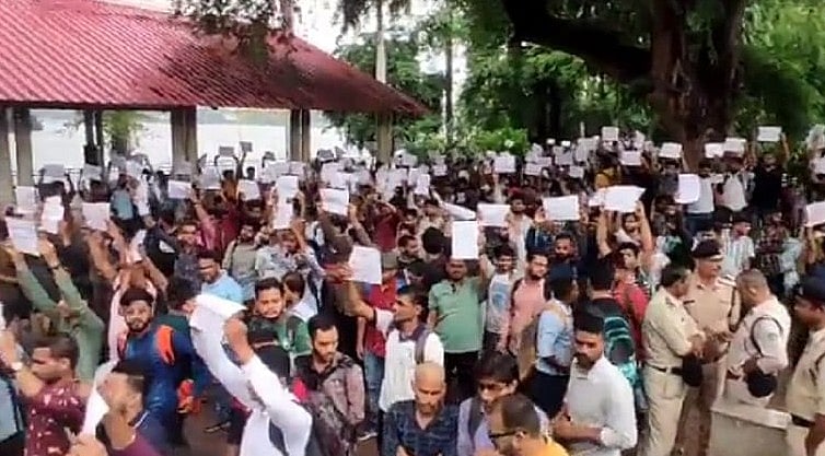 مدھیہ پردیش: اب پٹواری امتحان میں منتخب طلبا سڑک پر اترے، کانگریس شیوراج حکومت پر لگاتار حملہ آور