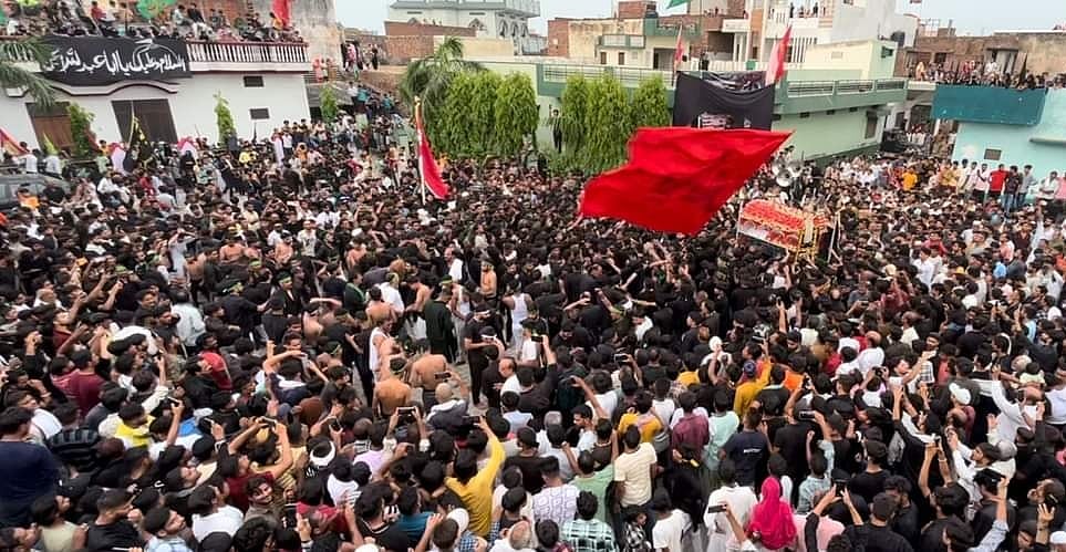 محرم میں فرقہ وارانہ خیر سگالی کی مثال بنا ’ساداتِ بارہہ‘، ماتم اور تعزیہ داری کے درمیان ہزاروں آنکھیں نم