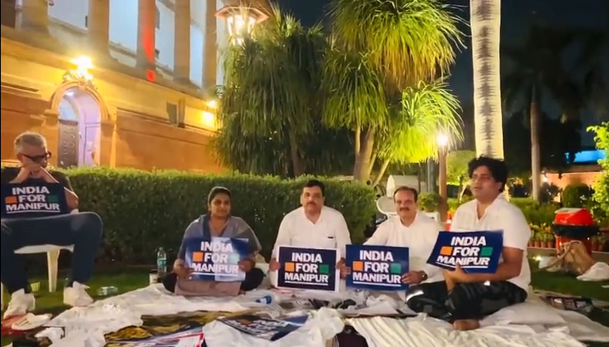 عام آدمی پارٹی کے رکن پارلیمنٹ سنجے سنگھ کی معطلی پر ہنگامہ، اپوزیشن کا پارلیمنٹ کے باہر رات بھر احتجاج