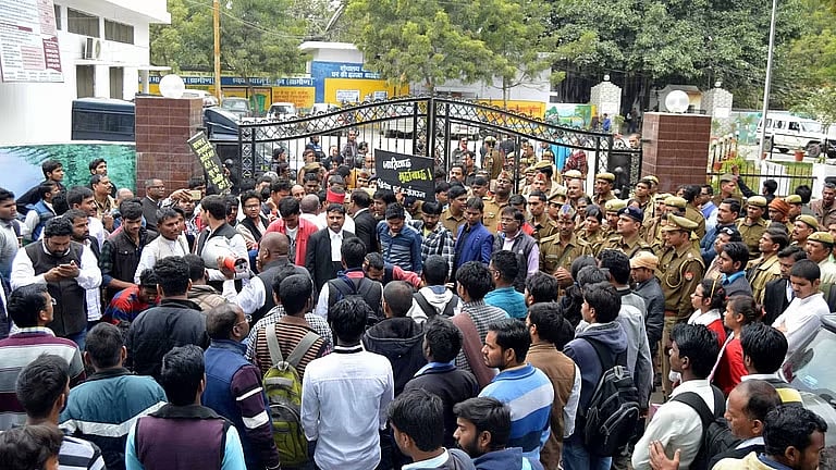 یو پی: الہ آباد یونیورسٹی میں طلبا کی موت کے بعد فساد، پرتشدد احتجاج سے کشیدگی
