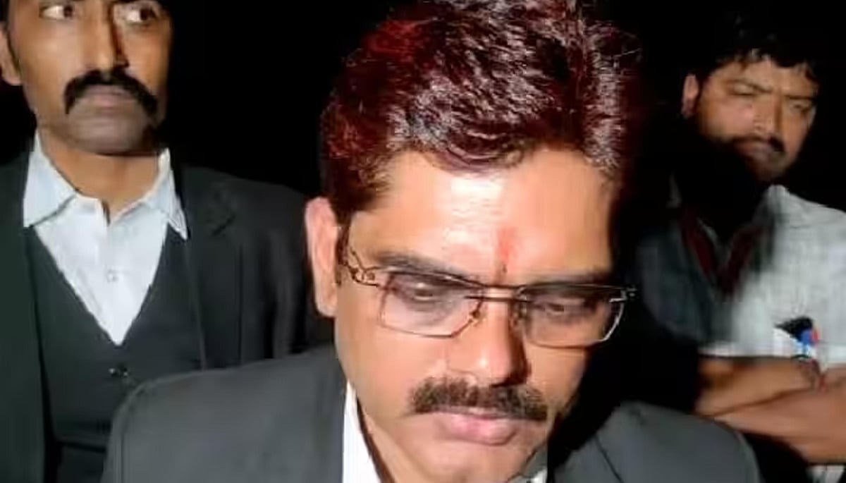 عتیق احمد کے وکیل وجے مشرا پر پولیس کی سخت کارروائی، دیر رات گئے لکھنؤ کے ہوٹل سے گرفتار