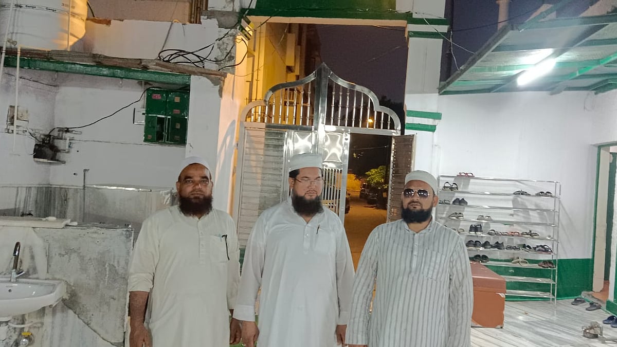 <div class="paragraphs"><p>بنگالی مارکیٹ مسجد</p></div>