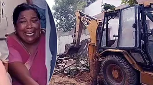 مدھیہ پردیش پیشاب واقعہ: ملزم پرویش شکلا کے گھر پر چلا بلڈوزر، آشیانہ اجڑتا دیکھ زار و قطار روئی ماں