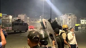 منی پور تشدد: ہجوم نے آئی پی ایس افسر کی گاڑی نذر آتش کر دی، آر اے ایف سے جھڑپ میں 19 خواتین زخمی