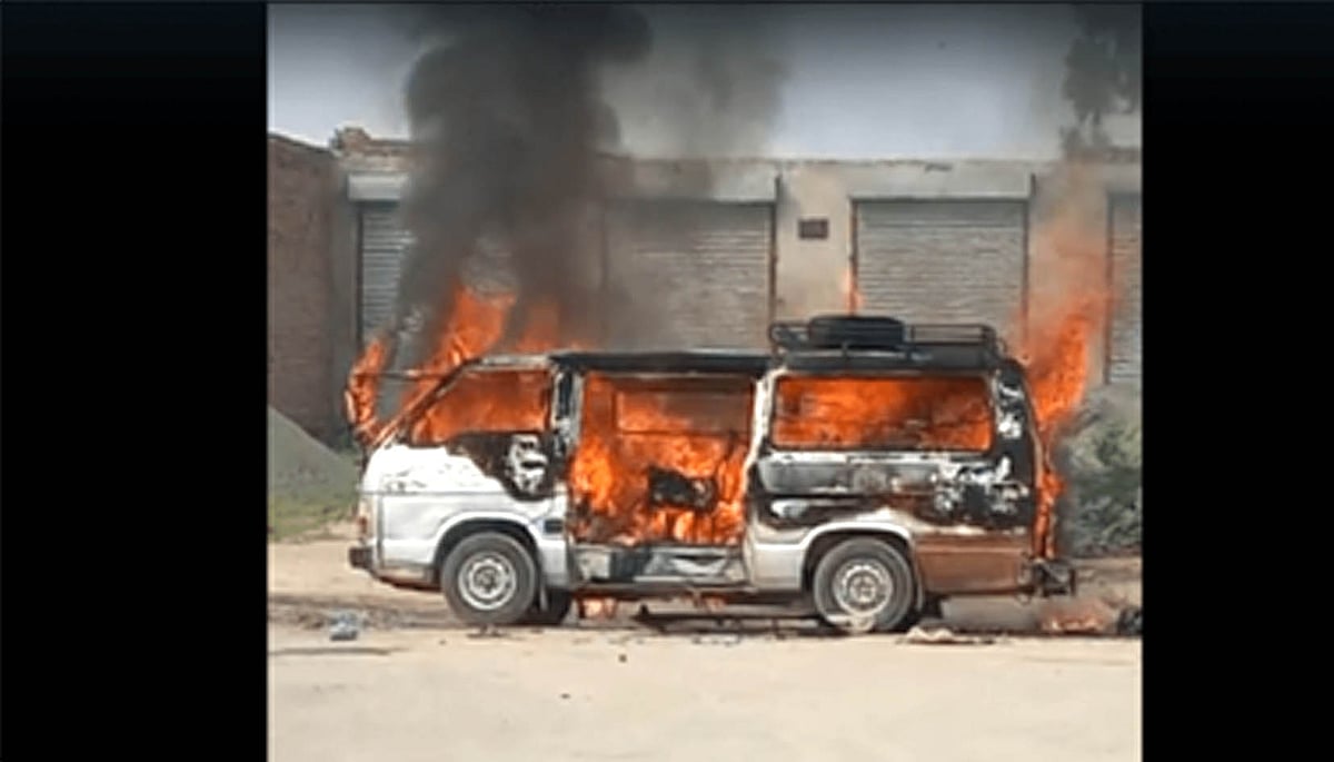 پاکستان کے پنجاب میں مسافر گاڑی میں آتشزدگی سے 7 لوگوں کی موت، 14 زخمی