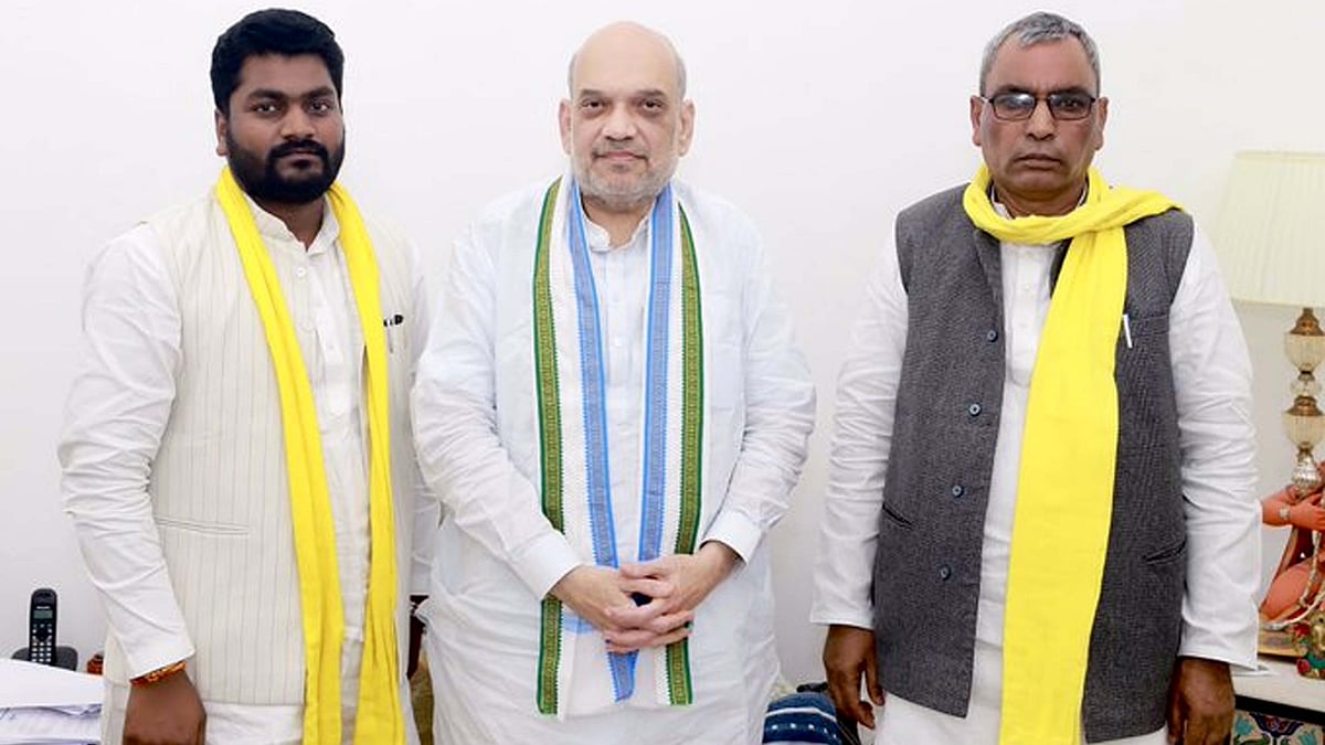<div class="paragraphs"><p>امت شاہ کے ساتھ راج بھر اور ان کے بیٹے / ٹوئٹر / @AmitShah</p></div>