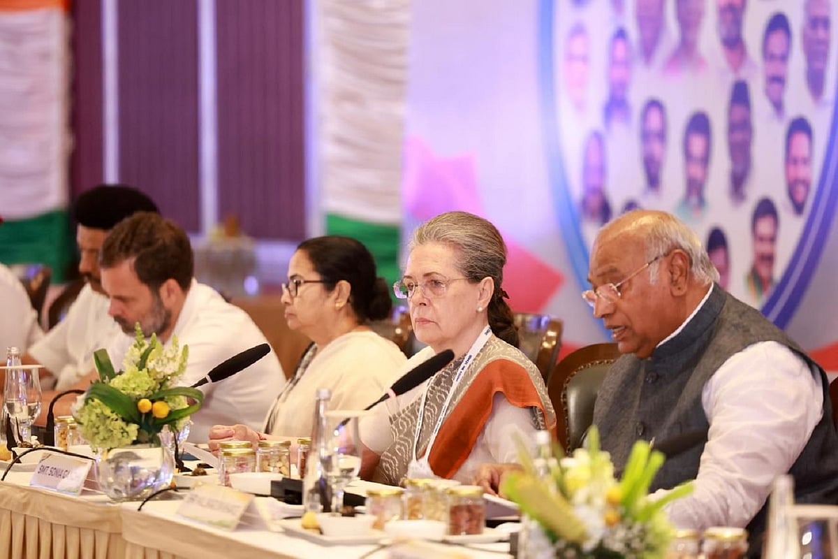 اپوزیشن اتحاد ’اِنڈیا‘ کی تیسری میٹنگ کے لیے سبھی تیاریاں مکمل، لوگو کی نقاب کشائی اور کنوینر کی تقرری پر نظر