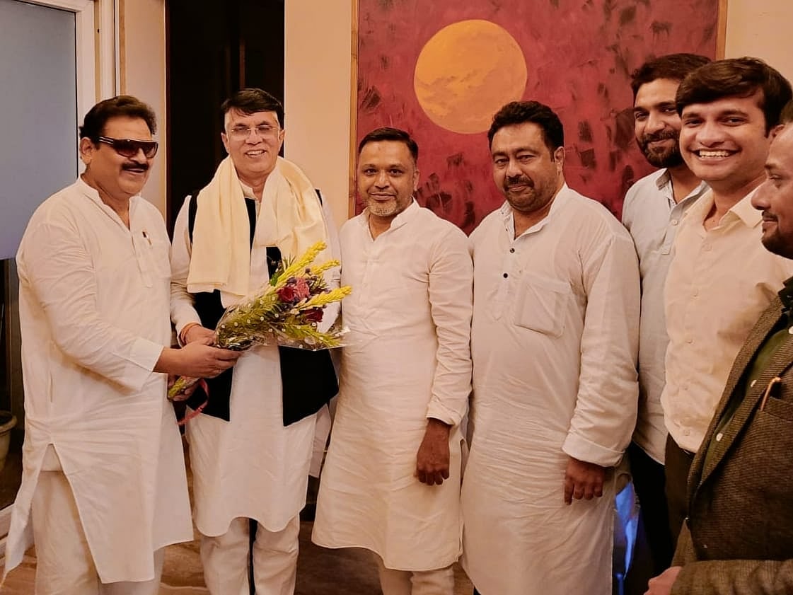 <div class="paragraphs"><p>کانگریس لیڈر پون کھیڑا کو یوم پیدائش پر مبارکباد پیش کرتے ہوئے ان کے ساتھی لیڈران</p></div>