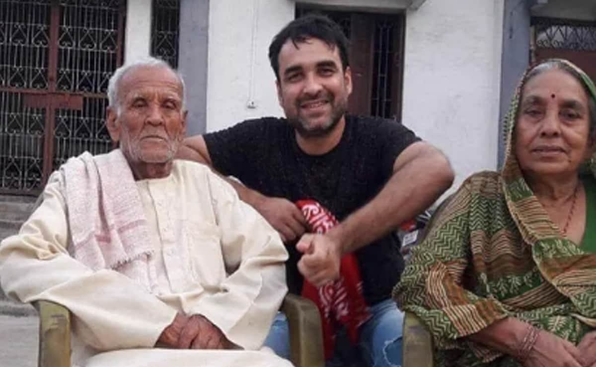 اداکار پنکج ترپاٹھی پر ٹوٹا غموں کا پہاڑ، والد کے انتقال کی خبر سنتے ہی گوپال گنج کے لیے فوراً ہوئے روانہ