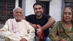 اداکار پنکج ترپاٹھی پر ٹوٹا غموں کا پہاڑ، والد کے انتقال کی خبر سنتے ہی گوپال گنج کے لیے فوراً ہوئے روانہ