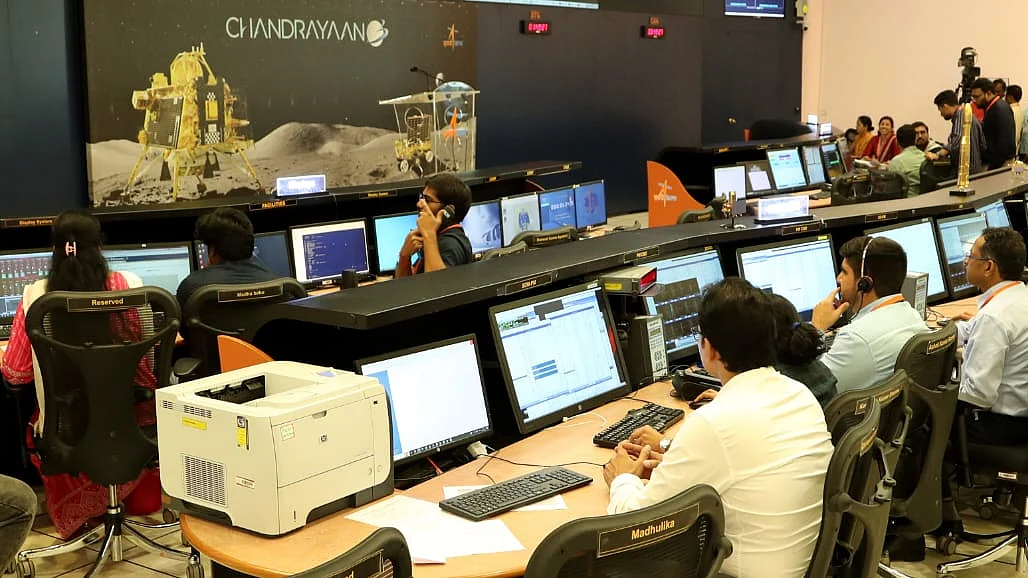 <div class="paragraphs"><p>اِسرو کی ٹیم، تصویر @isro</p></div>